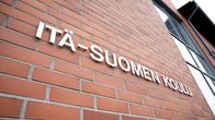 Itä-Suomen koulun Lappeenrannan kyltti koulun seinässä.