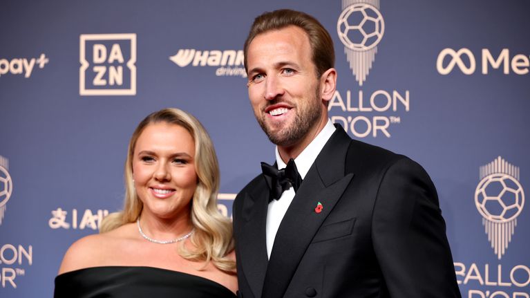 Englannin maajoukkuekapteeni ja Bayern Münchenin Harry Kane sekä vaimo Katie Goodland olivat juhlatuulella Ballon d'Or-gaalassa Lontoossa 26.10.2026.  