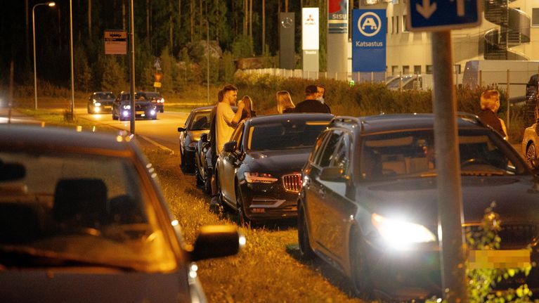 Nuoria parkkipaikalla Uncop-autoilutapahtumassa Pirkkalassa.