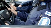 kaksi poliisia poliisiautossa.