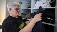 Maria Laitinen, ammattijärjestäjä, Tavararemontti oy käy lävitse vaatekaapin sisältöä.