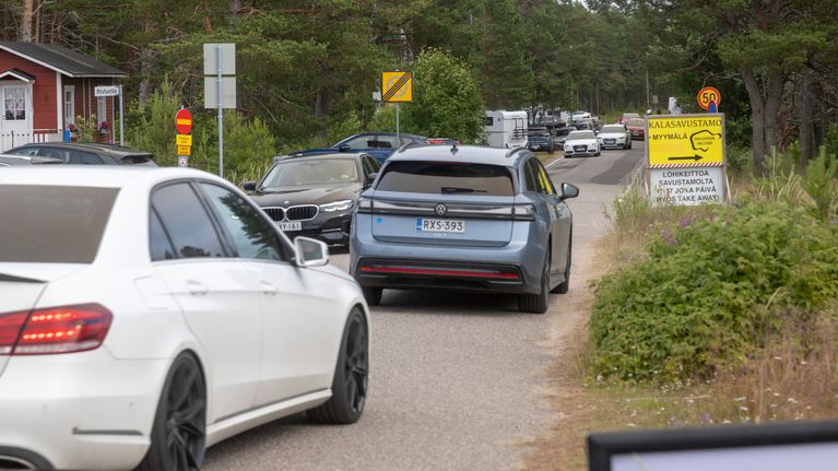Hailuodon Marjaniemessä on pysäköintitilaa hyvin rajallisesti, eikä omalla ajoneuvolla kannata saapua perille asti Bättre Folk festivaalin aikana. Kuvat 8.7.2026.