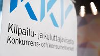 Kilpailu- ja kuluttajaviraston aulassa lähikuva logosta.