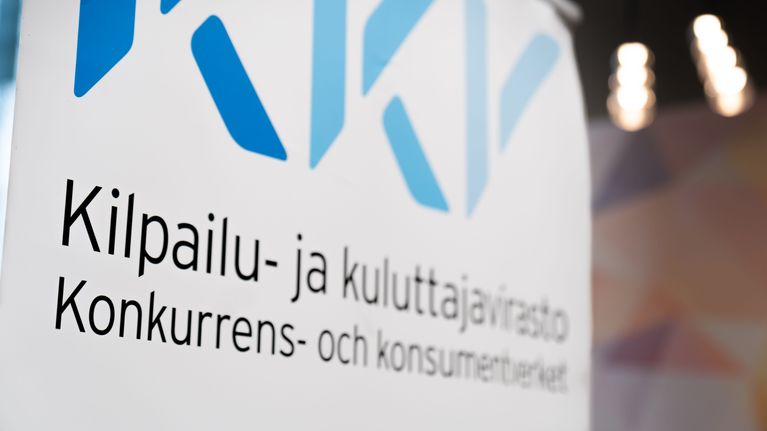 Kilpailu- ja kuluttajaviraston aulassa lähikuva logosta.