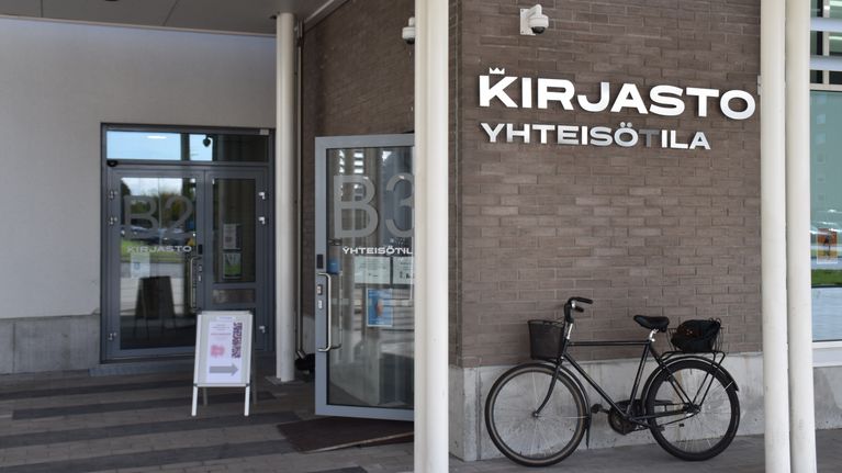 Itätuulen kirjaston sisäänkäynti Porin Sampolassa.