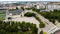 Ilmakuva Helsingin Olympiastadionista ja sen vieressä sijaitsevasta jäähallista sekä ympäröivistä teistä ja puistoista.