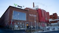 Metsä Boardin punatiilistä julkisivua Tampereen Laukontorin suunnasta kuvattuna.