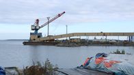 Nosturi ja laituri Kristiinankaupungin satamassa Karhusaaressa.