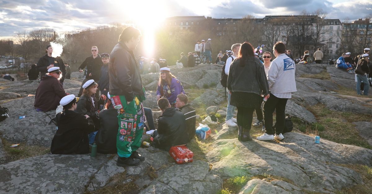 Kaivopuistossa juhlitaan vappua enimmäkseen rauhassa, ilotulitteita ammuttu