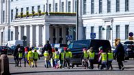 Lapsia keltaiset turvaliivit päällään kävelee Helsingin kauppatorilla.