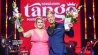 Vuoden 2023 tangokuninkaalliset Charlotta Saari ja Pasi Flodström juhlivat voittoaan.