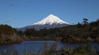 Lumipeitteinen Taranaki-vuori Uudessa Seelannissa.