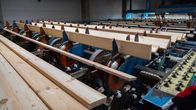 Bräder rullar fram efter varandra på industriellt löpande band.