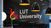 LUT-yliopiston printti Kouvolan Kohoa Synergiakeskuksen seinällä.