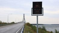 En skylt framför Replotbron där det står att det blåser 18 m/s.