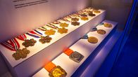 Mäkihyppääjä Matti Nykäsen arvokilpailumitalit urheilumuseon vitriinissä.