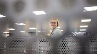 Pauliina Laitinen katsoo kameraan.