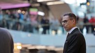 Tasavallan presidentti Alexander Stubb vierailulla Oulussa, taustalla näkyy sumeana kauppakeskus Valkean parvekkeet täyttänyttä yleisöä.