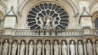 Notre-Dame de Parisin katedraalin ruusuikkuna ja kiviveistoksia julkisivussa.