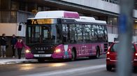 Bilden visar en stadsbuss i Vasa med linjenummer 7K på väg mot Västerängen. Det är vinter, med lite snö på marken, och människor stiger av bussen.