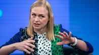 Ulkoministeri Elina Valtonen haastateltavana tv-studiossa.