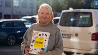 En kvinna är stadsmiljö och håller i en utredning.