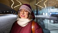 Henkilö seisoo keskustakirjasto Oodin edessä.