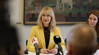 Poliitikkoja tiedoitustilaisuudessa.