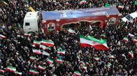 Iranilaiset osallistuvat Iranin vallankumouskaartin laivaston komentajan Alireza Tangsirin hautajaisiin Teheranissa.