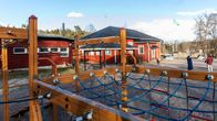 Klätterställningar på en skolgård.