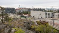 Raitiovaunu ajaa Kruunuvuorenrannassa.