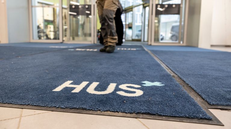 En stor matta med text på i en aula.