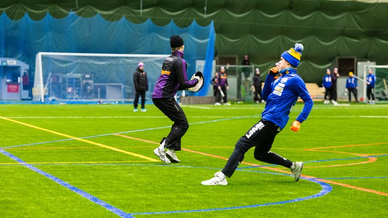 Pelitilanne pesäpallossa, Kajaanin pallohallissa.