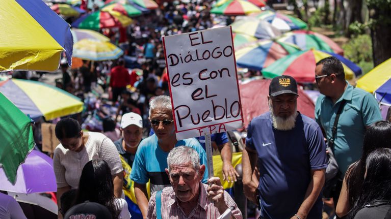 Demonstranter i Caracas kräver transparens kring oljeavtalet med USA.