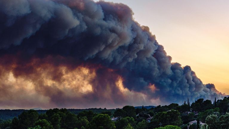 Massivt moln från en skogsbrand i Frankrike.