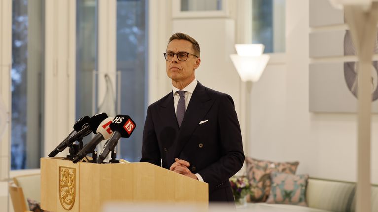 Alexander Stubb talar under en presskonferens.