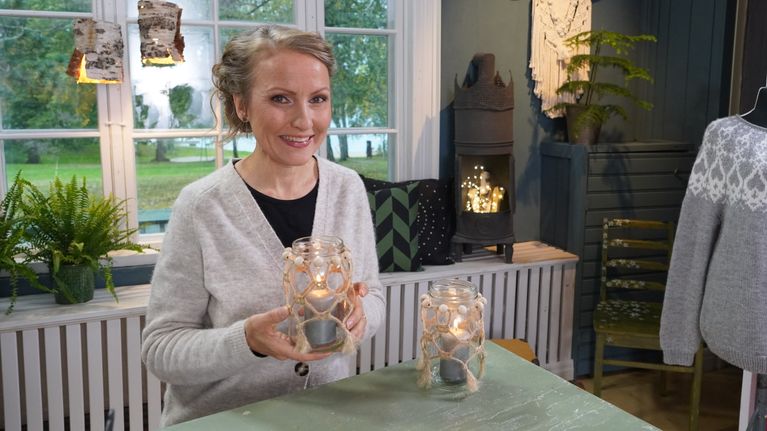 Nainen istuu lyhty kädessä