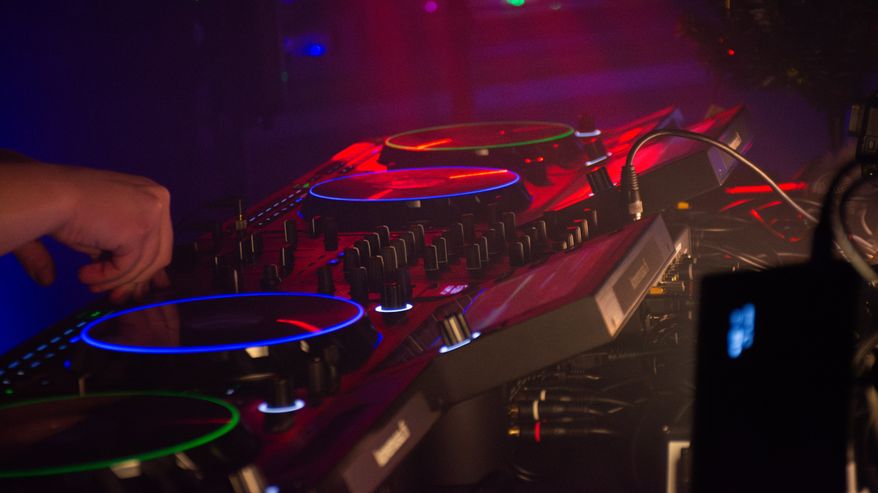 Kuvassa Dj soittaa Hyvinkään Hopealyhty-yökerhossa.