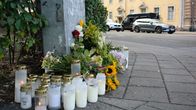 Kynttilöitä ja kukkia Turussa, Hämeenkadulla kuolonkolarin paikalla 5.8.2021.