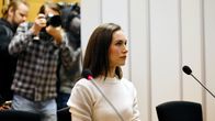 Sanna Marin istuu oikeussalissa.