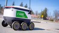 S-ryhmän robotti vei ostokset asiakkaalle. 