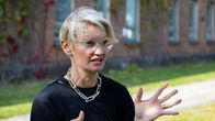 Maarit Kalmakurki Kouvolan Xamkin kampuksen pihalla.