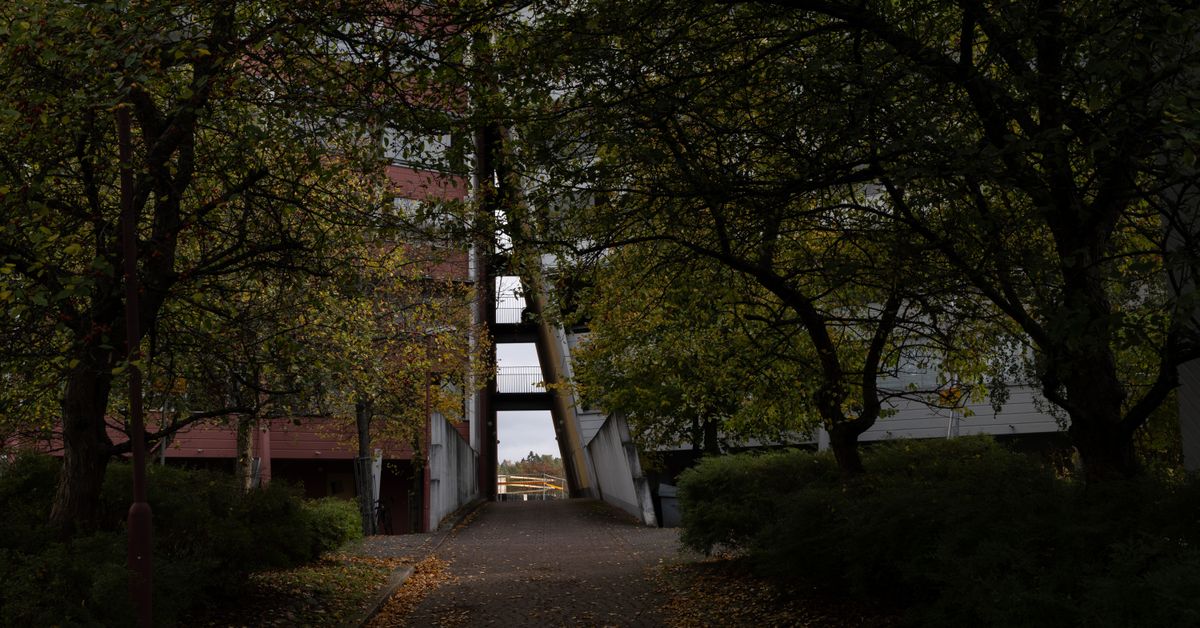 The couple sold their house for 600,000 euros and moved into a right-of-occupancy apartment as "super wealthy"