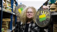 Elias Pylkkänen digitoimassa filmi-materiaalia.