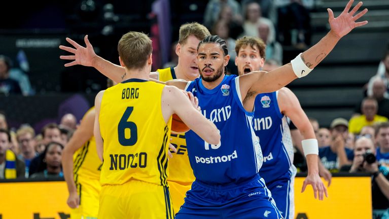 Olivier Nkamhoua puolustaa Ruotsin Tobias Borgia koripallon EM-kisoissa 2025.