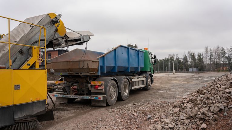 Äntligen sopas gatorna rena i Karis – Raseborgs stad återanvänder en ...