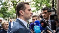Jordan Bardella håller pressträff.
