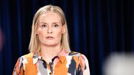 Riikka Purra puhuu medialle.