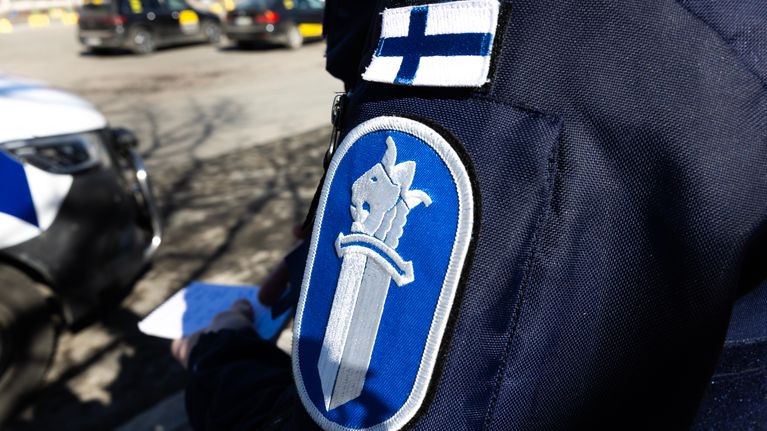 Polisarmband i centrum av stad.