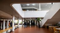 Kuusankoskitalon aula Kouvolan Kuusankoskella.